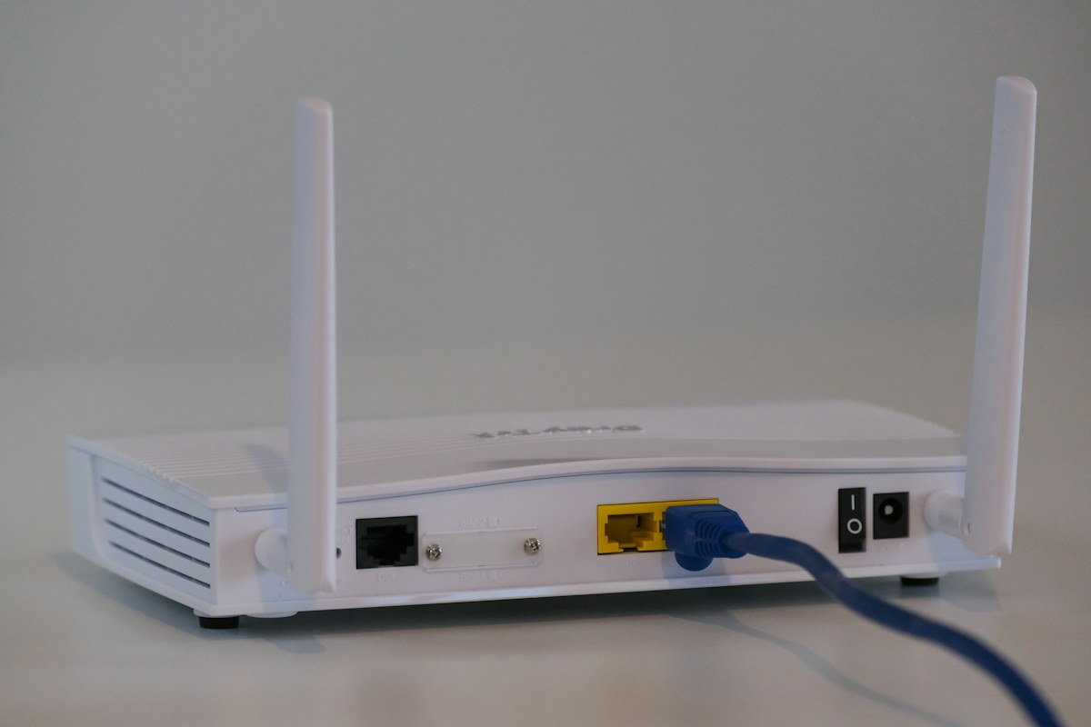 Router internetowy z podłączonym przewodem Ethernet podczas diagnostyki buforowania IPTV