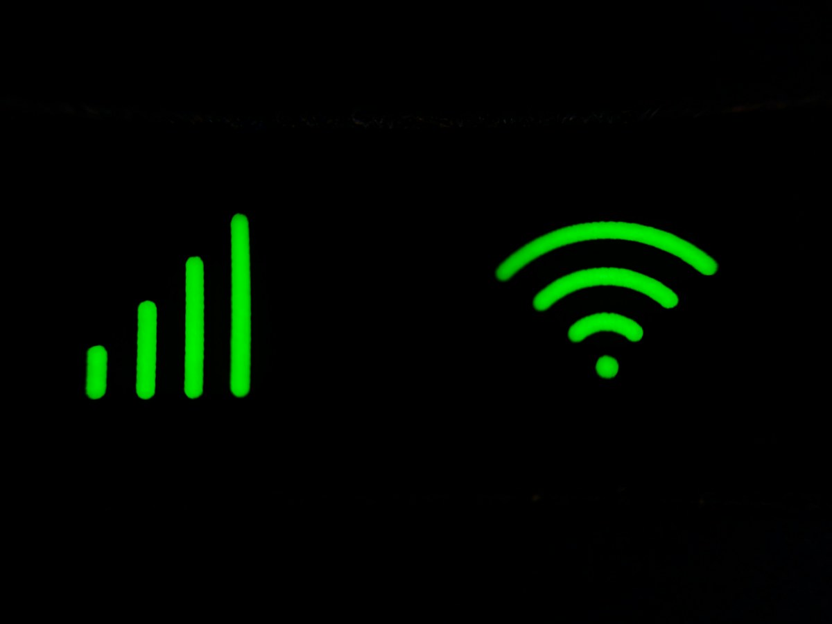 Połączenie internetowe i transfer danych podczas oglądania telewizji online
